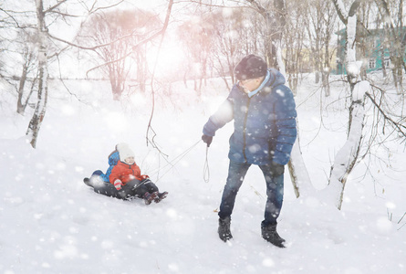 冬天公园里的孩子们。孩子们在操场上玩雪