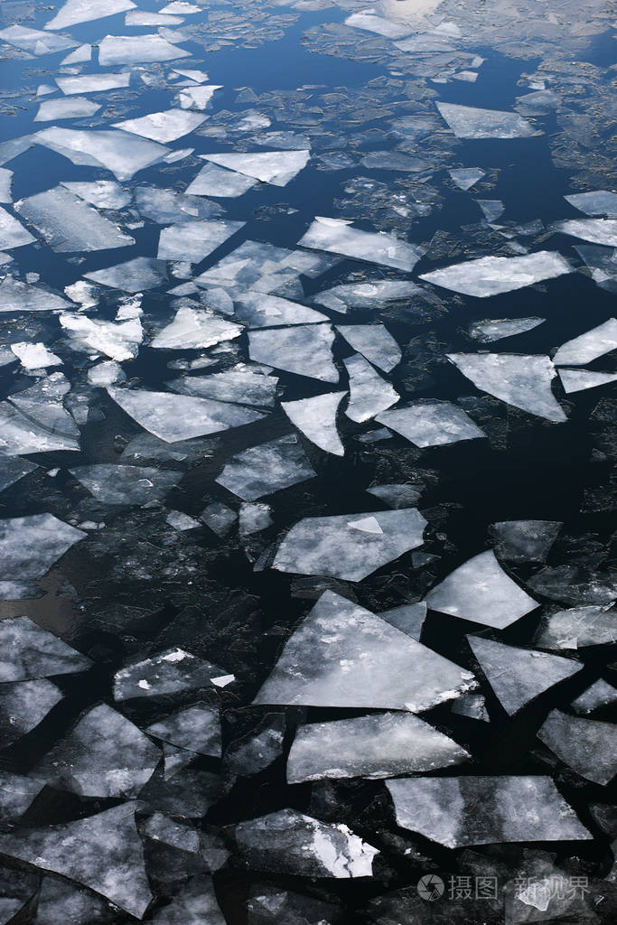 在河上漂流冰块漂浮在河面上