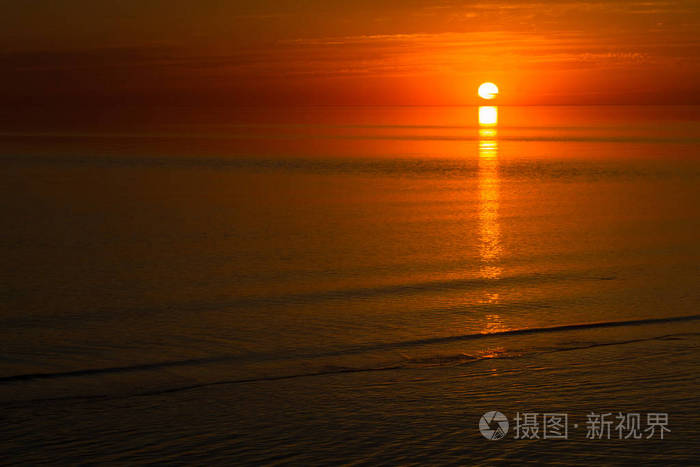 自然 反射 太阳 海滩 天空 黎明 地平线 阳光 黄昏 夏天