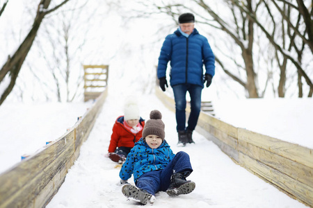 冬天公园里的孩子们。孩子们在操场上玩雪