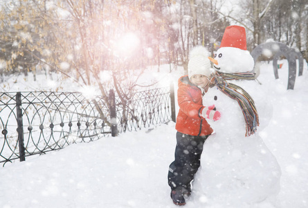 冬天公园里的孩子们。孩子们在操场上玩雪