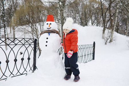 冬天公园里的孩子们。孩子们在操场上玩雪