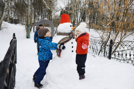 孩子们在操场上玩雪照片