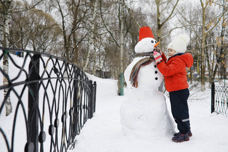 冬天公园里的孩子们。孩子们在操场上玩雪