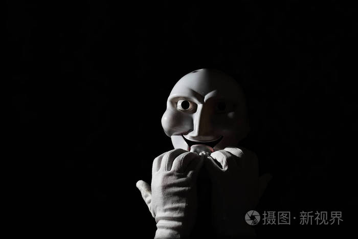 白色恐怖面具黑色背景白色手