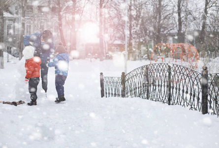 冬天公园里的孩子们。孩子们在操场上玩雪