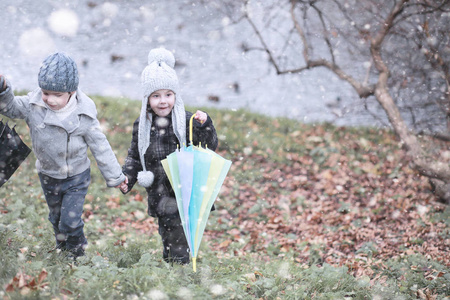 孩子们第一次下雪就在公园里散步