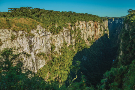 伊坦贝齐尼奥伊坦贝齐尼奥峡谷有陡峭的岩石悬崖照片