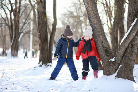 孩子们在冬季公园玩耍