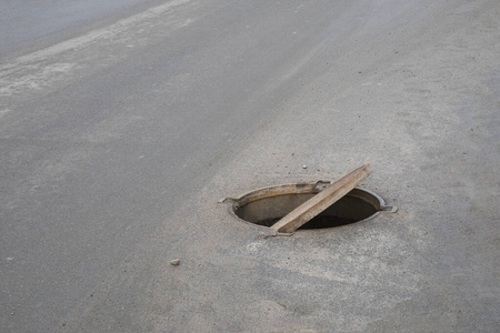 危险的打开井盖,打开下水道的舱口,它就在路中间照片