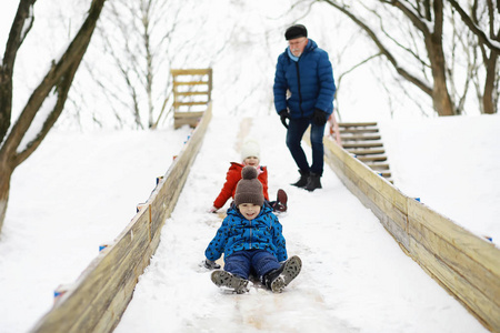 冬天公园里的孩子们。孩子们在操场上玩雪