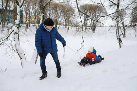 冬天公园里的孩子们。孩子们在操场上玩雪