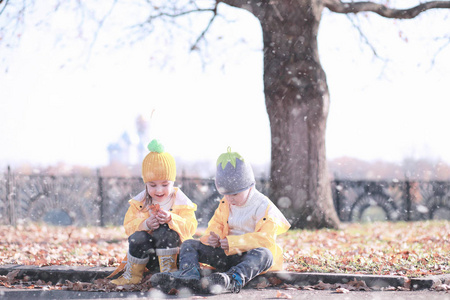 孩子们第一次下雪就在公园里散步