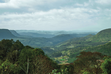 山峦叠翠的山谷