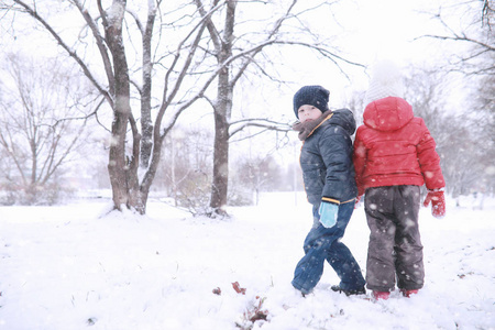 孩子们第一次下雪就在公园里散步