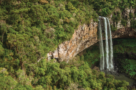 喀拉科尔瀑布从悬崖上坠落的细节