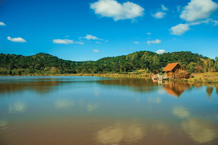 湖边小屋图片