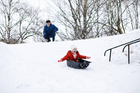 冬天公园里的孩子们。孩子们在操场上玩雪