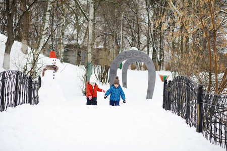 冬天公园里的孩子们。孩子们在操场上玩雪