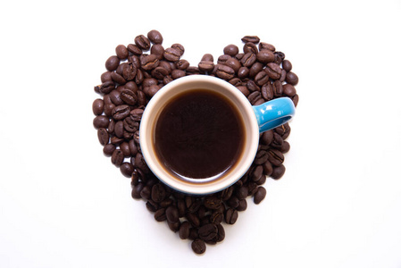 用咖啡豆和杯子做成的心形图片