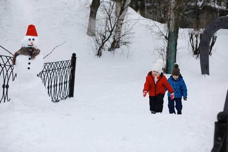 冬天公园里的孩子们。孩子们在操场上玩雪