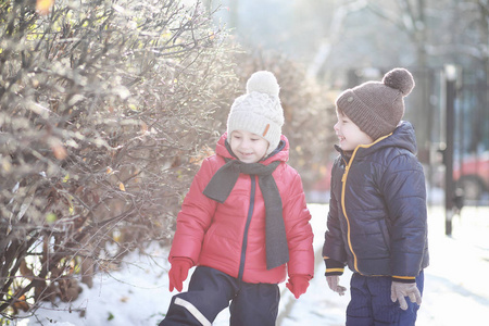 孩子们在冬季公园玩耍