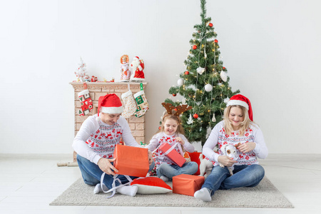 节日和礼物的概念一个幸福的家庭肖像在圣诞节时间开幕礼物