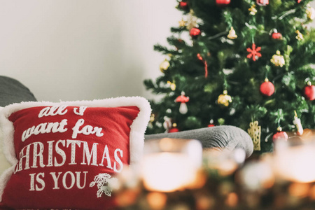 圣诞树后面有一个垫子和一个圣诞中心装饰品作为家里的装饰品