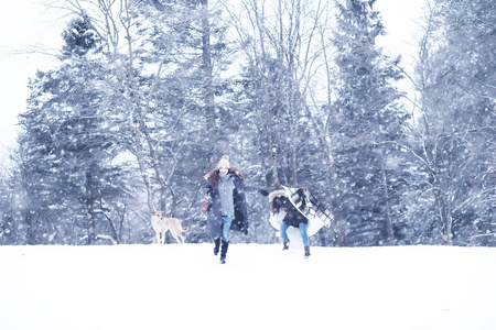 美丽的女孩在美丽的冬雪中