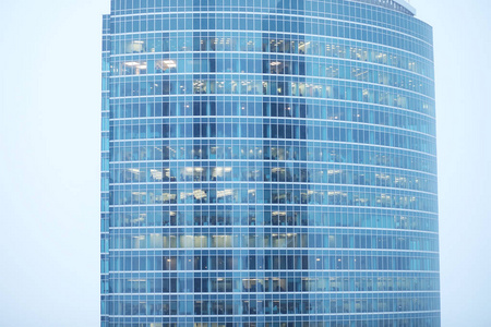 用玻璃和混凝土建造的建筑物。城市里的摩天大楼。