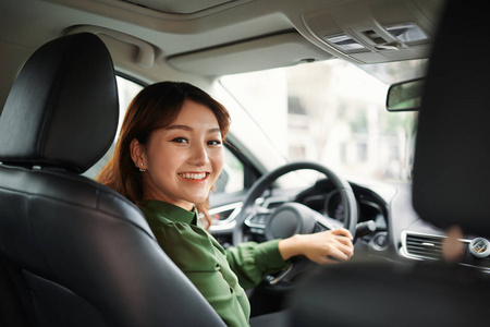 司机 女孩 开车 日本人 汽车 美丽的 旅行 座位 窗口