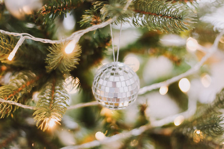 圣诞球挂在圣诞树的树枝上。云杉树的小装饰品和树枝。圣诞节和新年背景