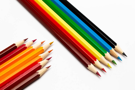 白色背景的彩色木制铅笔