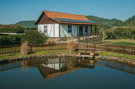 田园风光中的房子和池塘图片