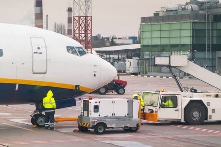 飞机卸货在停机坪工作的机场人员照片
