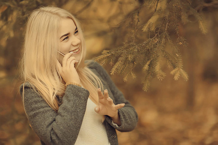 秋天 漂亮的 微笑 可爱的 季节 肖像 乡村 浪漫的 金发女郎