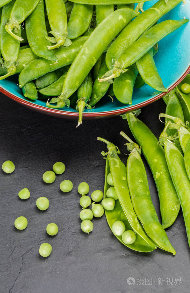 青豆嫩豌豆新鲜生豌豆特写和俯视图乡村的