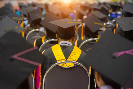 软选择聚焦毕业典礼上毕业生领取毕业证书的侧视图。