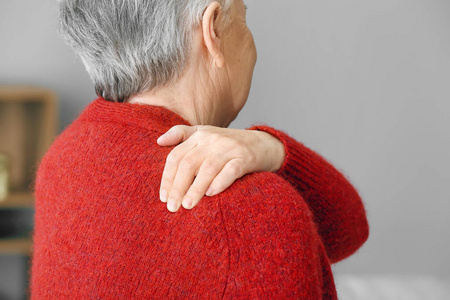 老人肩痛图片-老人肩痛素材-老人肩痛插画-摄图新视界