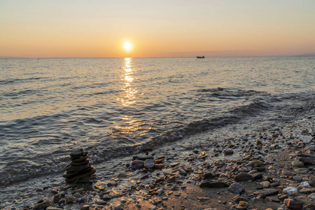 夕阳下海中的禅宗堆石