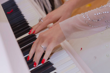 钢琴演奏手的特写镜头.音乐和娱乐的概念.照片