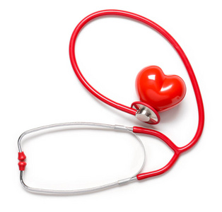 听诊器和白底红心。心脏病学概念