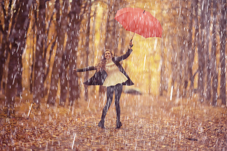 暴风雨 美丽的 覆盖 雨伞 快乐 雨滴 幸福 季节 成人