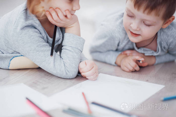 艺术 蹒跚学步的孩子 太阳 动机 学习者 爱好 蜡笔 桌子