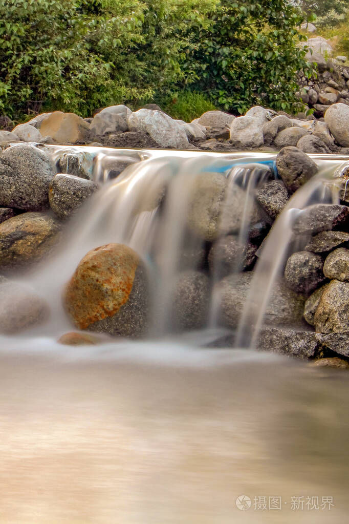 瀑布是一个区域水流过一个垂直的水滴或一系列陡峭的瀑布
