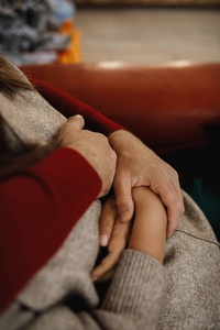 丈夫抚摸怀孕妻子的肚子,照顾爱人照片