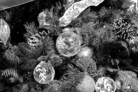 特写圣诞树和装饰球背景黑色