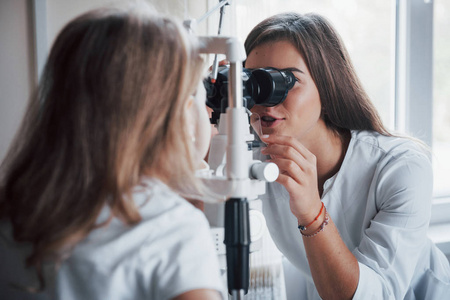 照顾 成人 校正 眼科医生 透镜 配镜师 验光 激情 实验室