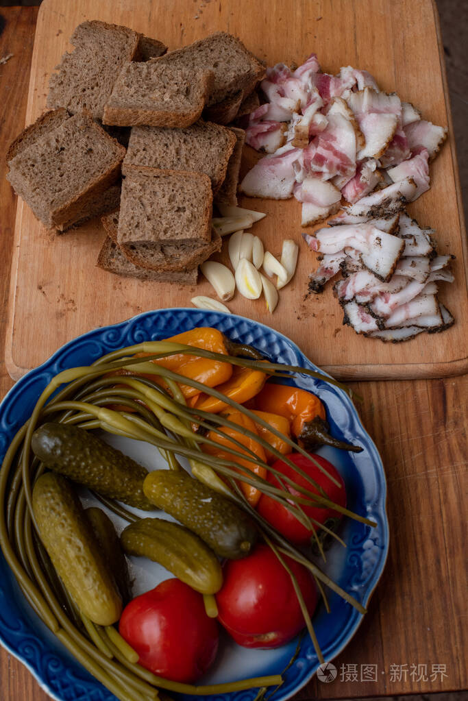 熏肉面包和黄瓜在木质背景上俄罗斯乌克兰传统开胃菜