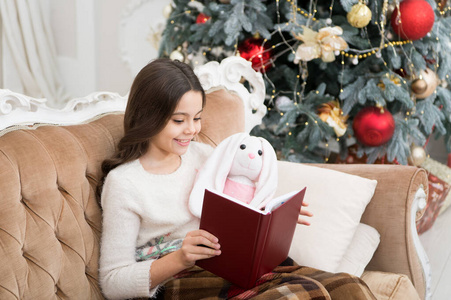读书总是个好主意。小女孩给玩具朋友看书。小孩子喜欢读圣诞故事。冬天在圣诞树上看书。假日阅读清单
